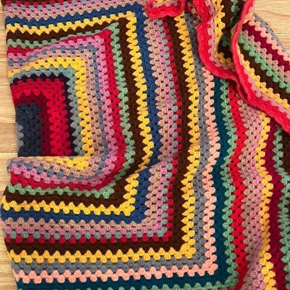 VINTAGE GRANNY SQUARES AFGHAN 44”x68”